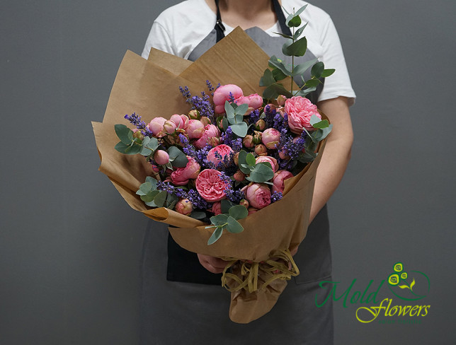 Букет из розовых пионовидных роз и лаванды Фото